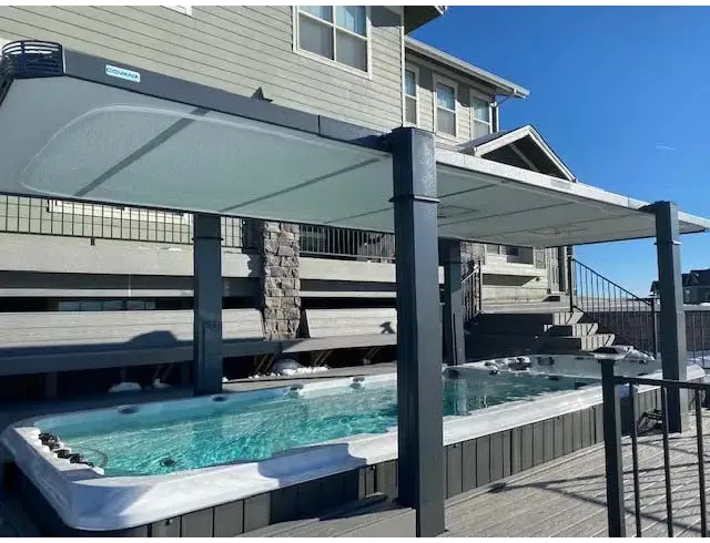 Modern grå pergola med translucent takpanel på PassionSpa Vitality Swim Spa Modern grå pergola med translucent takpanel på PassionSpa Vitality Swim Spa